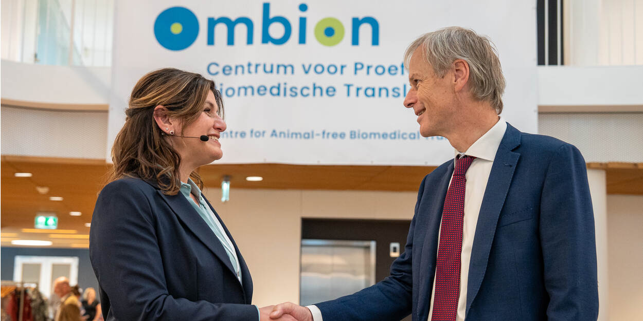 Daniela Salvatori, scientific director ad interim van Ombion and Marten van den Berg, Director General Agriculture of the Ministry of Agriculture, Fisheries, Food Security and Nature shake hands at the opening of Ombion