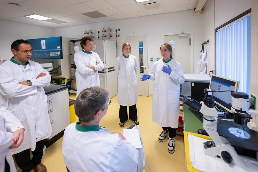 Alesha Louis (PhD) talks in the lab about her research into skin aging